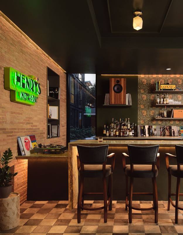 Henry's at Green Pastures bar